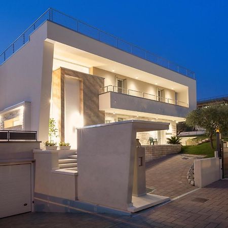 Villa Aurora-Holiday Home Apt 1 巴多利诺 外观 照片